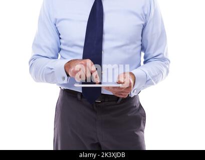La tecnologia è diventata così facile: Un uomo anziano che tiene un tablet isolato sul bianco. Foto Stock