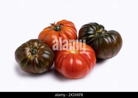 Heirloom Tomato su sfondo bianco Foto Stock