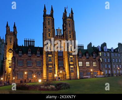 Edifici storici al crepuscolo, sul tumulo, città vecchia, Edimburgo, Lothian, Scozia, REGNO UNITO, EH1 2LS Foto Stock