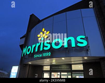 Morrisons Supermarket at Dusk, Kingstown Rd, Carlisle, Cumbria, Inghilterra, REGNO UNITO Foto Stock