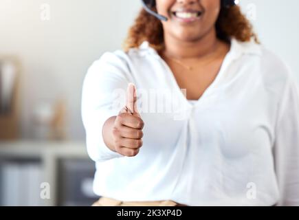 Vendite donna, pollici su successo e telemarketing call center, servizio clienti felice e sì revisione di agente in ufficio. Ingrandisci le mani del consulente crm Foto Stock