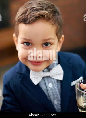 HES un piccolo uomo ben vestito. Ritratto di un ragazzo arabo felice. Foto Stock