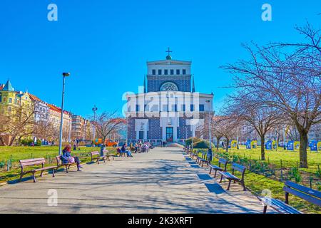 PRAGA, REPUBBLICA CECA - 12 MARZO 2022: Il vicolo nel parco urbano Jiriho z Podebrad con la Chiesa moderna del Sacro cuore di nostro Signore, il 1 marzo Foto Stock