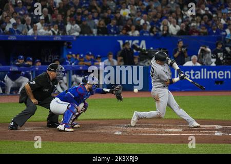 Toronto, Canada. 28th Set, 2022. New York Yankees terzo baseman Josh Donaldson colpisce nel secondo inning contro il Toronto Blue Jays al Rogers Centre a Toronto, Canada Mercoledì, 28 settembre 2022. Aaron Judge è una manche a casa lontano dal legare il record della lega americana e del randello di Yankees con 61 manches a casa regolato da Roger Maris. Foto di Andrew Lahodynskij/UPI Credit: UPI/Alamy Live News Foto Stock