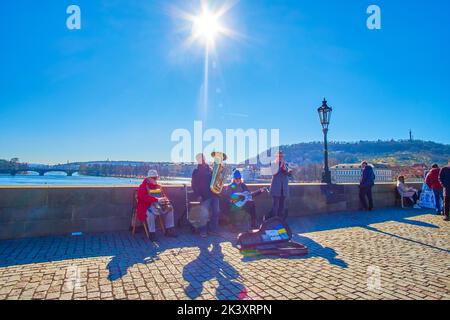 PRAGA, REPUBBLICA CECA - 12 MARZO 2022: La band Street musician suona e canta sul Ponte Carlo ai passanti, il 12 marzo a Praga, Repubblica Ceca Foto Stock