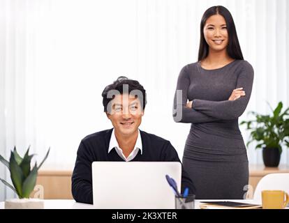 Theyre un team aziendale dinamico. Ritratto di due professionisti di successo in un ufficio. Foto Stock