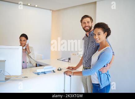 Eravamo in luna di miele e una giovane coppia che ha fatto il check-in in un hotel. Foto Stock