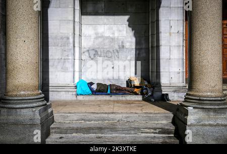 Montreal, Quebec, Canada. 28th Set, 2022. Alla vigilia delle elezioni provinciali in Québec, diversi partiti politici incoraggiano il maggior numero possibile di sostenitori a uscire e a ballare. Tuttavia, i potenziali elettori senza tetto vengono spesso dimenticati, dicono gli esperti. I senzatetto hanno tutti i tipi di barriere al voto. Molte di queste barriere sono logistiche. Senza un indirizzo di casa, la gente non riceve le schede dell'elettore nella posta, che le informano di dove il loro posto di scrutinio è localizzato. Inoltre, gli elettori sono tenuti a mostrare prova di indirizzo quando arrivano a gettare il loro bale Foto Stock