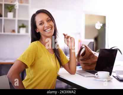 Fate quello che amate - amate quello che fate. Una giovane e attraente donna d'affari sorridente con fiducia alla macchina fotografica. Foto Stock