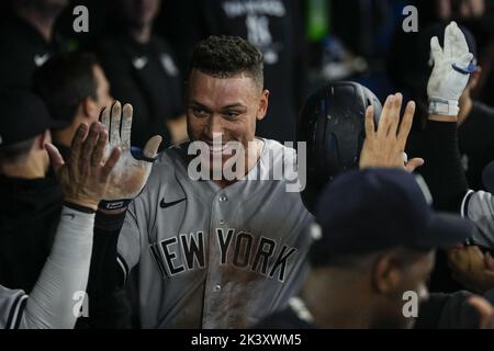 Toronto, Canada. 28th Set, 2022. New York Yankees designato hitter Aaron Judge celebra il suo 61st home run nel settimo inning contro il Toronto Blue Jays al Rogers Centre a Toronto, Canada Mercoledì, 28 settembre 2022. Aaron Judge ha legato il record della American League e del club Yankees con 61 corse in casa di Roger Maris. Foto di Andrew Lahodynskij/UPI Credit: UPI/Alamy Live News Foto Stock