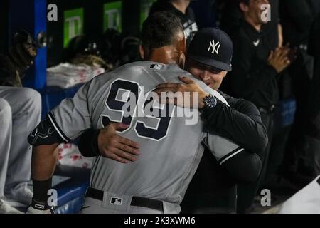 Toronto, Canada. 28th Set, 2022. New York Yankees designato hitter Aaron Judge celebra il suo 61st home run nel settimo inning contro il Toronto Blue Jays al Rogers Centre a Toronto, Canada Mercoledì, 28 settembre 2022. Aaron Judge ha legato il record della American League e del club Yankees con 61 corse in casa di Roger Maris. Foto di Andrew Lahodynskij/UPI Credit: UPI/Alamy Live News Foto Stock