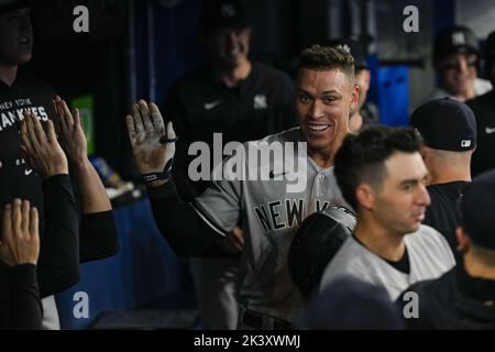 Toronto, Canada. 28th Set, 2022. New York Yankees designato hitter Aaron Judge celebra il suo 61st home run nel settimo inning contro il Toronto Blue Jays al Rogers Centre a Toronto, Canada Mercoledì, 28 settembre 2022. Aaron Judge ha legato il record della American League e del club Yankees con 61 corse in casa di Roger Maris. Foto di Andrew Lahodynskij/UPI Credit: UPI/Alamy Live News Foto Stock