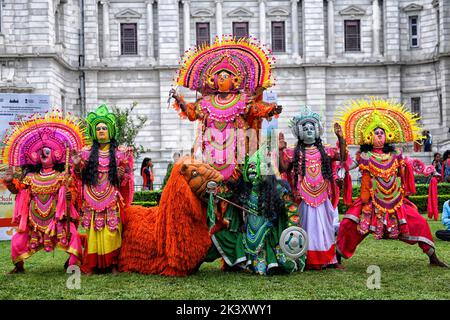 Kolkata, India. 28th Set, 2022. Gli artisti folk tradizionali eseguono la danza folk Chhau di fronte all'iconico Victoria Memorial come parte della celebrazione della settimana mondiale del turismo. Il Ministero del Turismo, Governo dell'India in associazione con la Victoria Memorial Hall, ha organizzato un evento 'viaggio del patrimonio culturale immateriale del Bengala Occidentale' al Victoria Memorial come parte della celebrazione della settimana Mondiale del Turismo. Credit: SOPA Images Limited/Alamy Live News Foto Stock