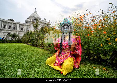 Kolkata, India. 28th Set, 2022. Un artista folk della squadra di danza Chhau si propone per una foto di fronte all'iconico Victoria Memorial. Il Ministero del Turismo, Governo dell'India in associazione con la Victoria Memorial Hall, ha organizzato un evento 'viaggio del patrimonio culturale immateriale del Bengala Occidentale' al Victoria Memorial come parte della celebrazione della settimana Mondiale del Turismo. Credit: SOPA Images Limited/Alamy Live News Foto Stock