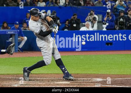 Toronto, Canada. 28th Set, 2022. New York Yankees designato hitter Aaron Judge colpisce il suo 61st home run nel settimo inning contro il Toronto Blue Jays al Rogers Centre a Toronto, Canada Mercoledì, 28 settembre 2022. Aaron Judge ha legato il record della American League e del club Yankees con 61 corse in casa di Roger Maris. Foto di Andrew Lahodynskij/UPI Credit: UPI/Alamy Live News Foto Stock