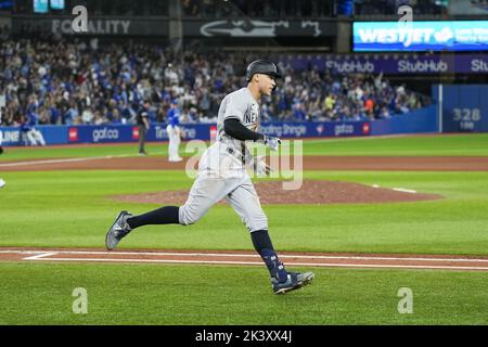 Toronto, Canada. 28th Set, 2022. New York Yankees designato hitter Aaron Judge celebra il suo 61st home run nel settimo inning contro il Toronto Blue Jays al Rogers Centre a Toronto, Canada Mercoledì, 28 settembre 2022. Aaron Judge ha legato il record della American League e del club Yankees con 61 corse in casa di Roger Maris. Foto di Andrew Lahodynskij/UPI Credit: UPI/Alamy Live News Foto Stock