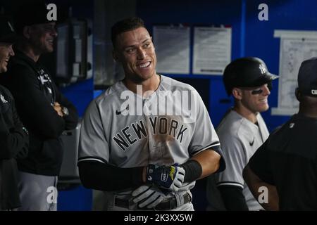 Toronto, Canada. 28th Set, 2022. New York Yankees designato hitter Aaron Judge celebra il suo 61st home run nel settimo inning contro il Toronto Blue Jays al Rogers Centre a Toronto, Canada Mercoledì, 28 settembre 2022. Aaron Judge ha legato il record della American League e del club Yankees con 61 corse in casa di Roger Maris. Foto di Andrew Lahodynskij/UPI Credit: UPI/Alamy Live News Foto Stock