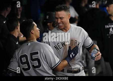 Toronto, Canada. 28th Set, 2022. New York Yankees designato hitter Aaron Judge celebra la sua corsa a casa 61st con il compagno di squadra Oswaldo Cabrera nel settimo inning contro i Toronto Blue Jays al Rogers Centre di Toronto, Canada mercoledì 28 settembre 2022. Aaron Judge ha legato il record della American League e del club Yankees con 61 corse in casa di Roger Maris. Foto di Andrew Lahodynskij/UPI Credit: UPI/Alamy Live News Foto Stock