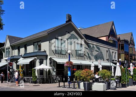 Toronto, Canada - 12 agosto 2022: Sassafraz è un punto di riferimento alla moda di Yorkville che serve cucina canadese di ispirazione francese. Le celebrità sono conosciute t Foto Stock