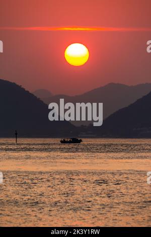 alba sulla spiaggia rossa di Urca a Rio de Janeiro Brasile. Foto Stock