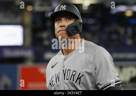 Toronto, Canada. 28th Set, 2022. New York Yankees designato hitter Aaron Giudice testa al dugout nell'ottava inning contro il Toronto Blue Jays al Rogers Centre a Toronto, Canada Mercoledì, 28 settembre 2022. Aaron Judge ha legato il record della American League e del club Yankees con 61 home run di Roger Maris. Foto di Andrew Lahodynskij/UPI Credit: UPI/Alamy Live News Foto Stock