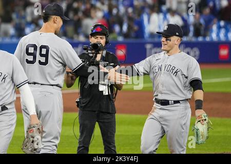 Toronto, Canada. 28th Set, 2022. New York Yankees designato hitter Aaron Judge, a sinistra, festeggia con il centrocampista Harrison Bader dopo aver sconfitto i Toronto Blue Jays al Rogers Centre di Toronto, Canada, mercoledì 28 settembre 2022. Aaron Judge ha legato il record della American League e del club Yankees con 61 home run di Roger Maris. Foto di Andrew Lahodynskij/UPI Credit: UPI/Alamy Live News Foto Stock