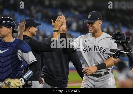 Toronto, Canada. 28th Set, 2022. New York Yankees designato hitter Aaron Judge festeggia dopo aver sconfitto i Toronto Blue Jays al Rogers Centre di Toronto, Canada, mercoledì 28 settembre 2022. Aaron Judge ha legato il record della American League e del club Yankees con 61 home run di Roger Maris. Foto di Andrew Lahodynskij/UPI Credit: UPI/Alamy Live News Foto Stock