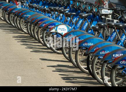 Classic Citi Bikes presso una stazione di attracco di Lower Manhattan vicino a Chinatown su Division Street, New York City, USA. Foto Stock