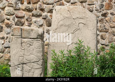 Stele di ballerini a Monte Alban, sito archeologico, Oaxaca, Messico Foto Stock