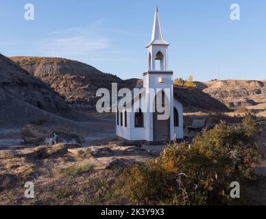 La Chiesa piccola sul sentiero dei dinosauri del Nord, Alberta, Canada. Si dice che la chiesa avrà 10000 persone... ma solo 6 alla volta. Foto Stock