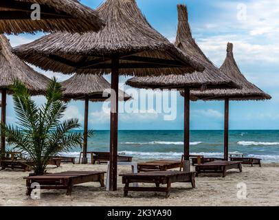Gli ombrelloni di paglia in una spiaggia di paradiso, Mar Nero, Romania Foto Stock