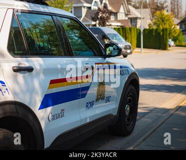 Il veicolo RCMP si è fermato su una strada. Vista ravvicinata della polizia RCMP di Vancouver. La cresta del logo della porta di una crociera RCMP della polizia reale Canadese Foto Stock