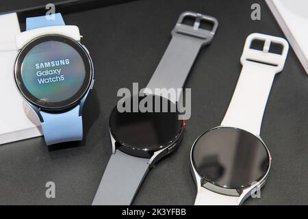 Tokyo, Giappone. 29th Set, 2022. Il Samsung Galaxy Watch 5 viene visualizzato nel giorno del lancio presso il negozio Samsung Harajuku di Tokyo, Giappone, giovedì 29 settembre 2022. Foto di Keizo Mori/UPI Credit: UPI/Alamy Live News Foto Stock