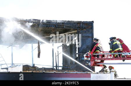 St. Louis, Stati Uniti. 28th giugno, 2022. I vigili del fuoco di St. Louis combattono un incendio a due allarmi a Transchemical, Inc.in St. Louis, mercoledì 28 settembre 2022. Foto di Bill Greenblatt/UPI Credit: UPI/Alamy Live News Foto Stock