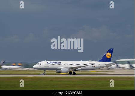Monaco di Baviera, Germania - Agosto 26. 2022 : Lufthansa Airbus A320-211 con la registrazione D-AIQT inizia sulla pista sud 26L del Muni Foto Stock