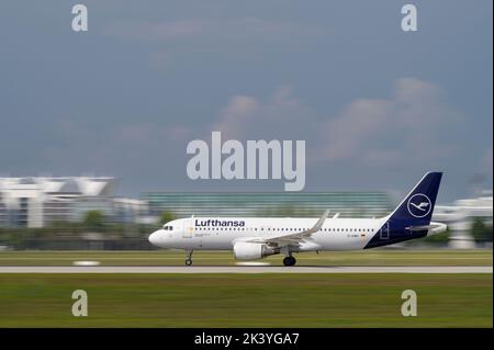 Monaco di Baviera, Germania - Agosto 26. 2022 : Lufthansa Airbus A320-214 con la registrazione D-AIWG parte dalla pista sud 26L del Muni Foto Stock