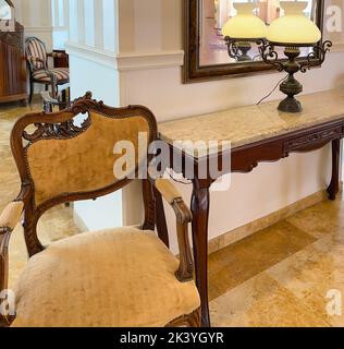 Frammenti di mobili vintage di lusso in stile romanov. Design retrò. Foto Stock