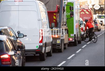 Foto del file datata 16/12/20 di una visione generale di un ingorgo stradale, in quanto ai ministri scozzesi è stato detto di migliorare il rispetto dei valori limite di qualità dell'aria dopo che un rapporto ha rivelato un "fallimento continuo" da parte del governo. Foto Stock