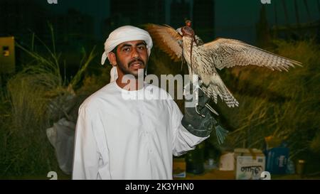 SHARJAH, Emirati Arabi Uniti - 14 APRILE 2005: Un uomo arabo non identificato mostra con orgoglio il suo falco durante il Festival delle Giornate dell'eredità di Sharjah. Foto Stock