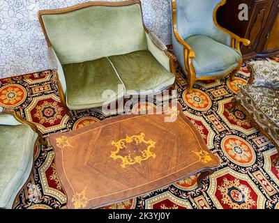 Frammenti di mobili vintage di lusso in stile romanov. Design retrò. Foto Stock