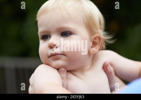 Tempo con la mamma. Un bambino che gioca con la madre. Foto Stock