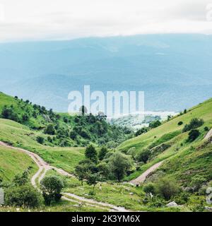 Un'immagine panoramica verticale di montaggi armeni ricoperti di verde Foto Stock