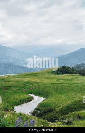 Un'immagine panoramica verticale di montaggi armeni ricoperti di verde Foto Stock