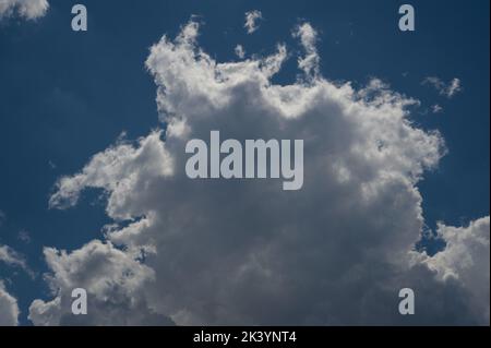 Trovo le nuvole affascinanti - le loro forme e sfumature che cambiano all'infinito rendono sempre interessante il cielo. Le nuvole di Cumulus sono il tipo più comune. Foto Stock