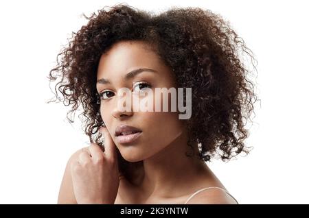 Theres bellezza nella semplicità. Ritratto di una bella giovane donna etnica isolata su bianco. Foto Stock