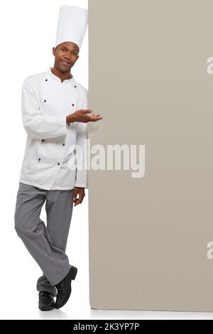 Stampare il menu qui. Ritratto di uno chef africano che ti mostra un po' di copyspace. Foto Stock