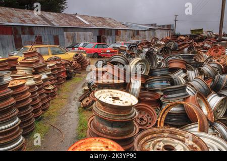 Mucchi di ruote di automobile dalle automobili scartate al cantiere di un relitto. 'Smash Palace', Horopito, Nuova Zelanda Foto Stock