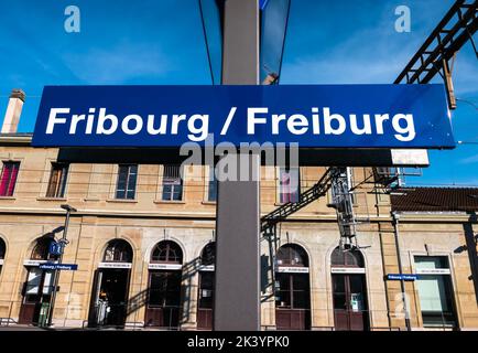 Friburgo, Svizzera - 31 agosto 2022: Stazione ferroviaria a Friburgo - Friburgo, una delle città medievali meglio conservate della Svizzera Foto Stock