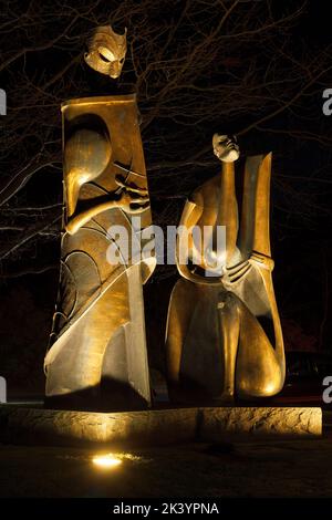 Waitukei, una scultura in bronzo di forme maschili e femminili con elementi Maori ed europei, nei Giardini governativi di Rotorua, Nuova Zelanda Foto Stock