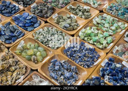 Collezione di pietre naturali in negozio. Foto Stock